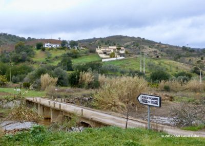 Cruzes walk: bridge over the Alportel river