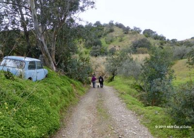Bemparece walk: Valley of Varzeas, Oldtimer alongside the track